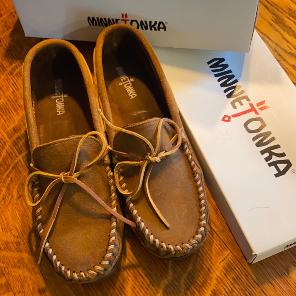 Men’s Minnetonka slippers, size 10 double bottom hardsole color is brown ruff.